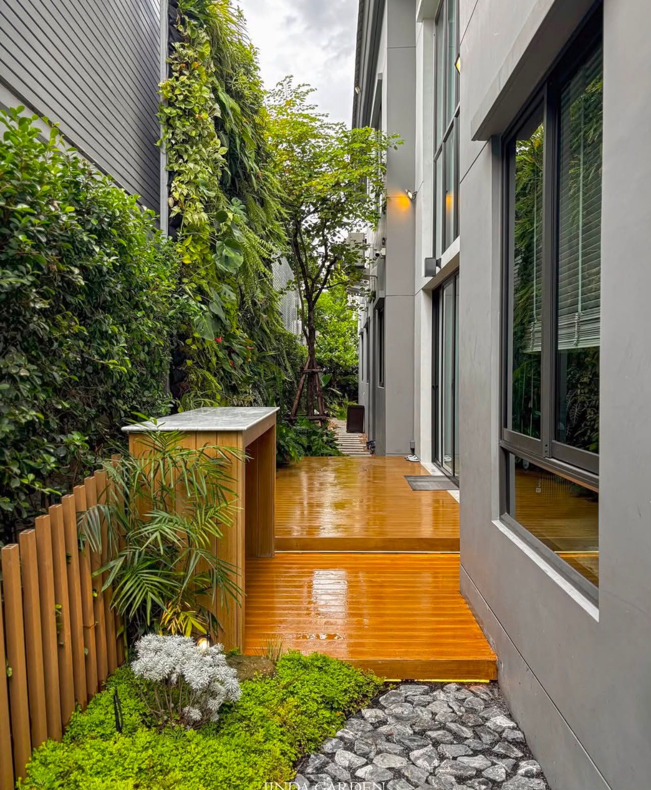 Renovasi taman hunian
